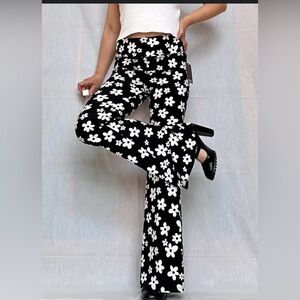 URBAN OUTFITTERS BRYN PULL - ON FLARE PANT FLORAL BLK/WHITE XS